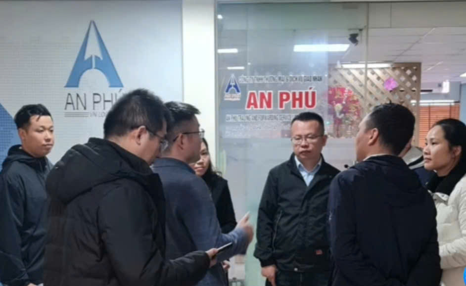 Khách hàng đến thăm và làm việc tại An Phú